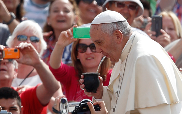 File:Pope-drinks-mate.jpg