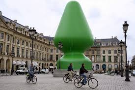 File:Parisian christmas tree 2014.jpg